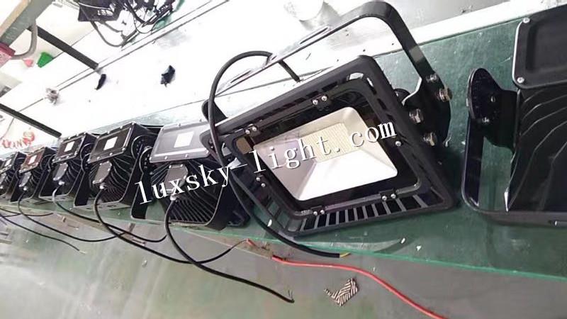 Привело до повені lamps.jpg led flood lamps.jpg